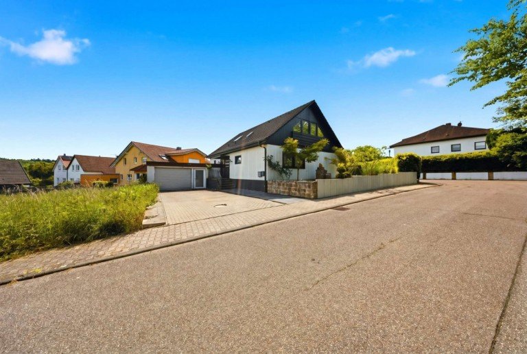 Haus Stra�enansicht Gondelsheim Einfamilienhaus Freistehendes Einfamilienhaus mit viel Platz und Potenzial mit 2 Wohnungen in Gondelsheim