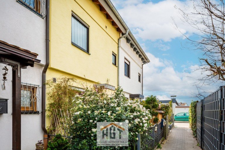 Hausansicht Neulu�heim Reihenmittelhaus VERKAUFTSehr sch�nes Reihenmittelhaus mit Wintergarten in Neulu�heim