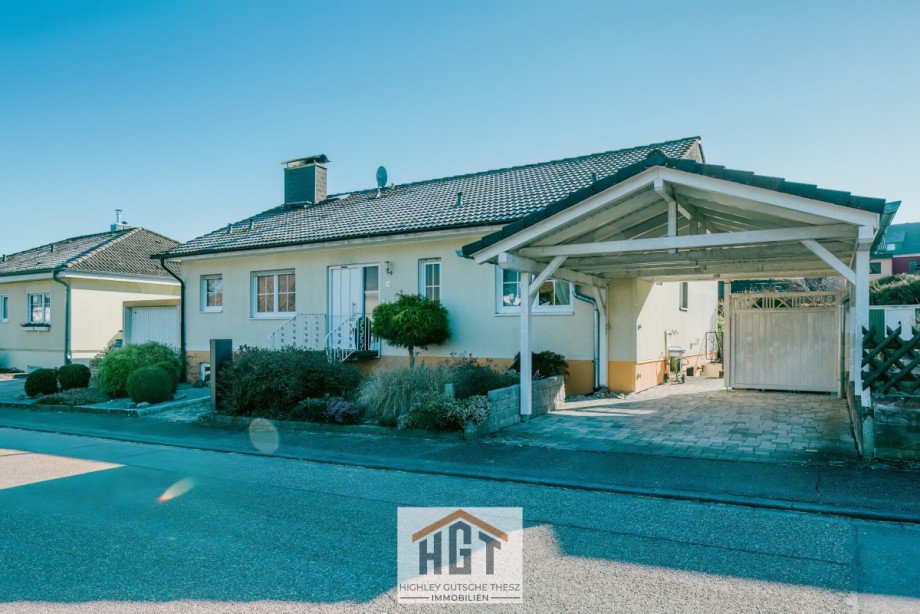 Hausansicht mit Carport Bungalow Keltern