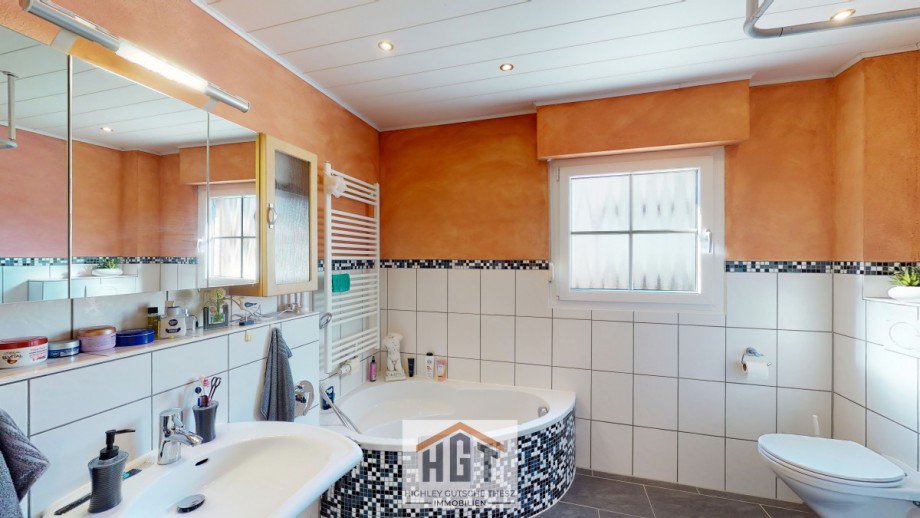 Badezimmer mit Eckbadewanne Bungalow Keltern