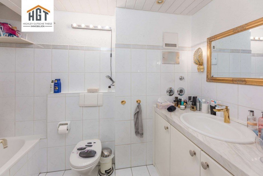 Badezimmer mit Badewanne Maisonettewohnung M�hlacker