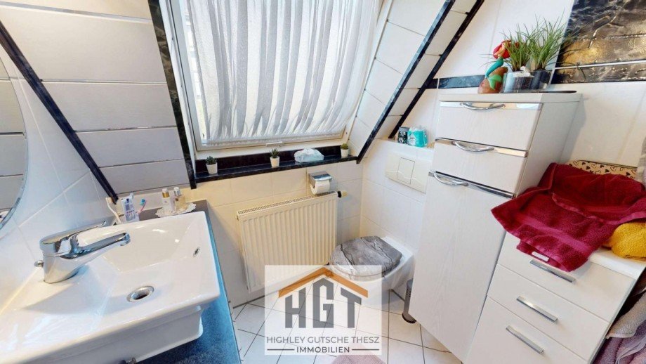 Badezimmer OG Wohnung Einfamilienhaus Knittlingen