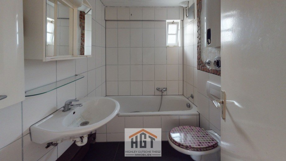 Bad mit Wanne WE3 OGli Etagenwohnung Walzbachtal