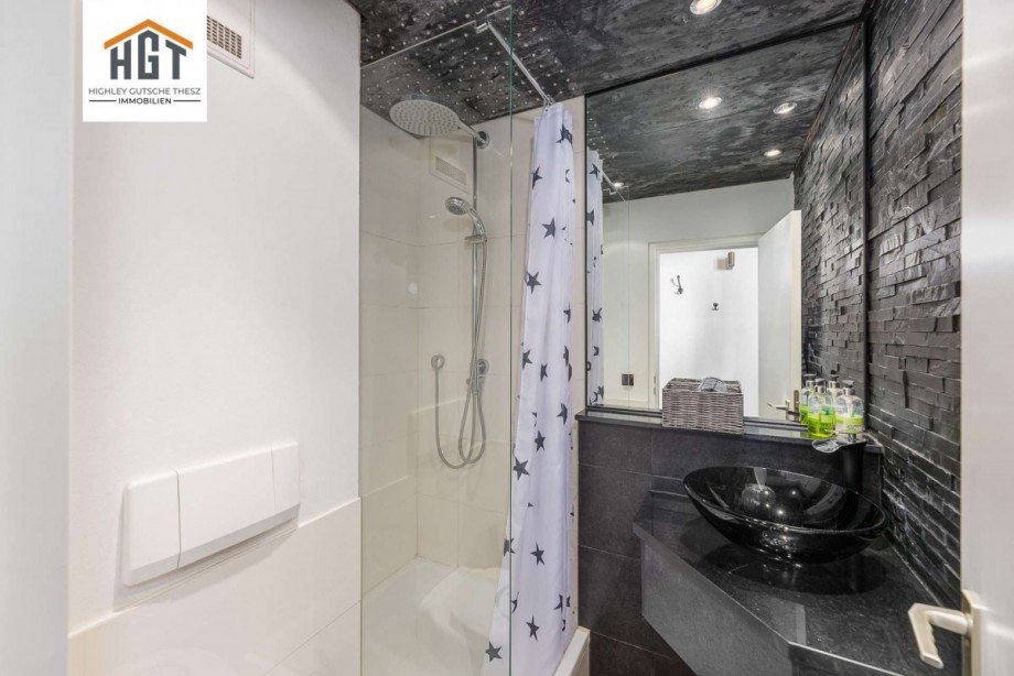 Badezimmer mit Dusche Maisonettewohnung M�hlacker